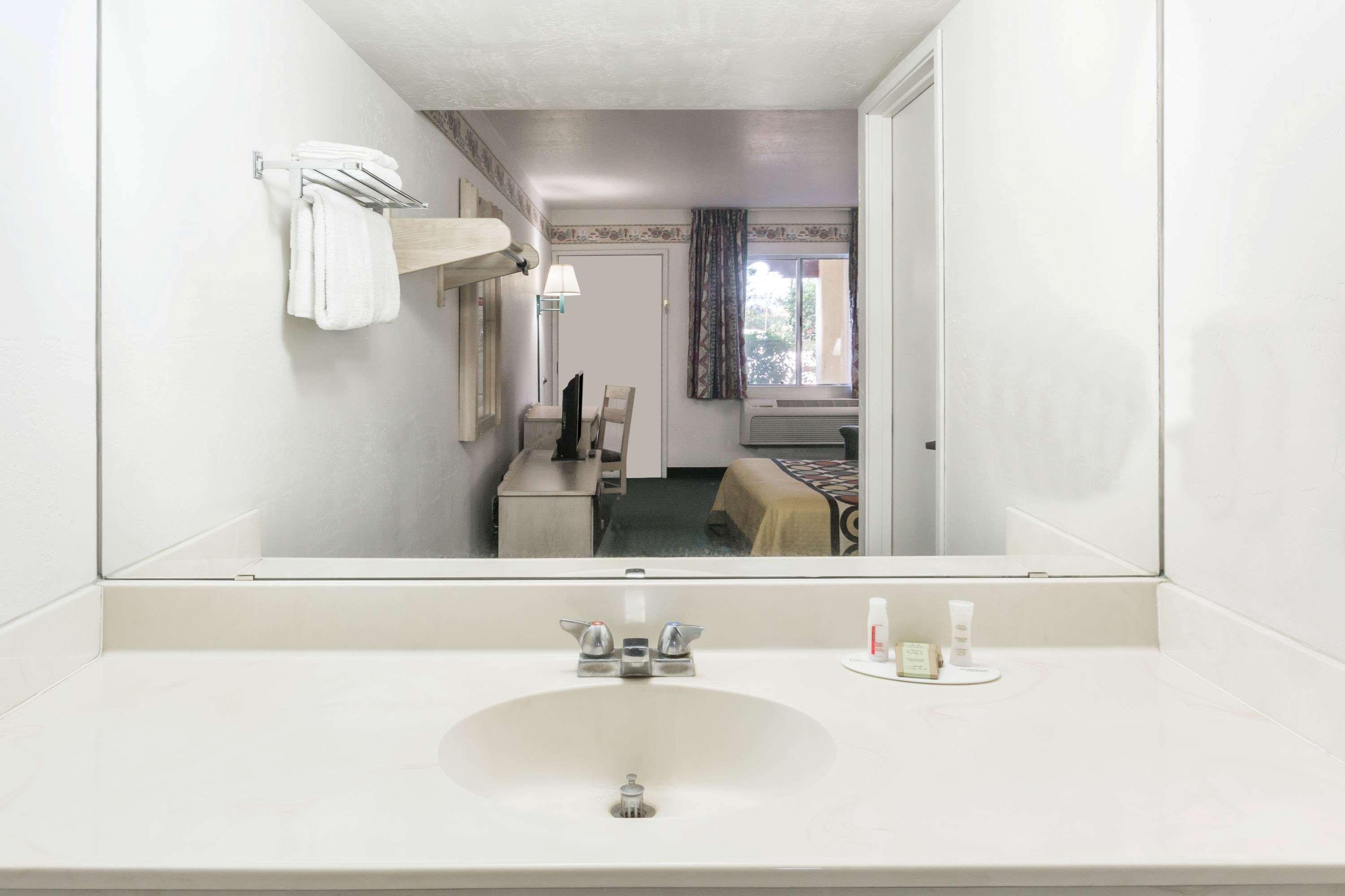 Hotel Super 8 By Wyndham Cottonwood Exterior foto